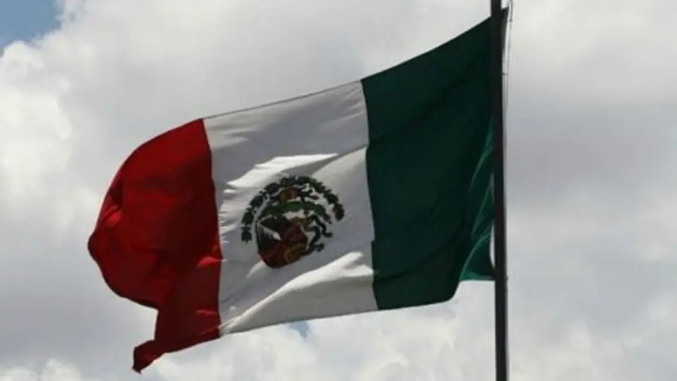 Militares izan al revés bandera de México en Colima