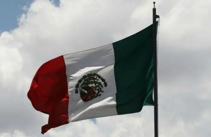 Militares izan al revés bandera de México en Colima