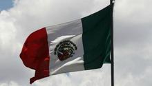 Militares izan al revés bandera de México en Colima