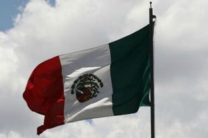 Militares izan al revés bandera de México en Colima