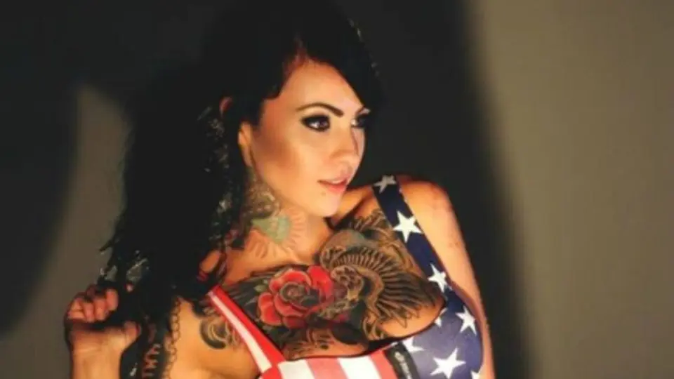 WWE despide a novia de Seth Rollins por comentarios pro nazis