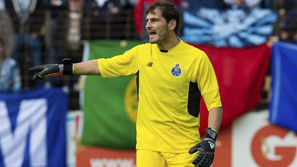 Iker Casillas bromea con su retiro en FIFA 16
