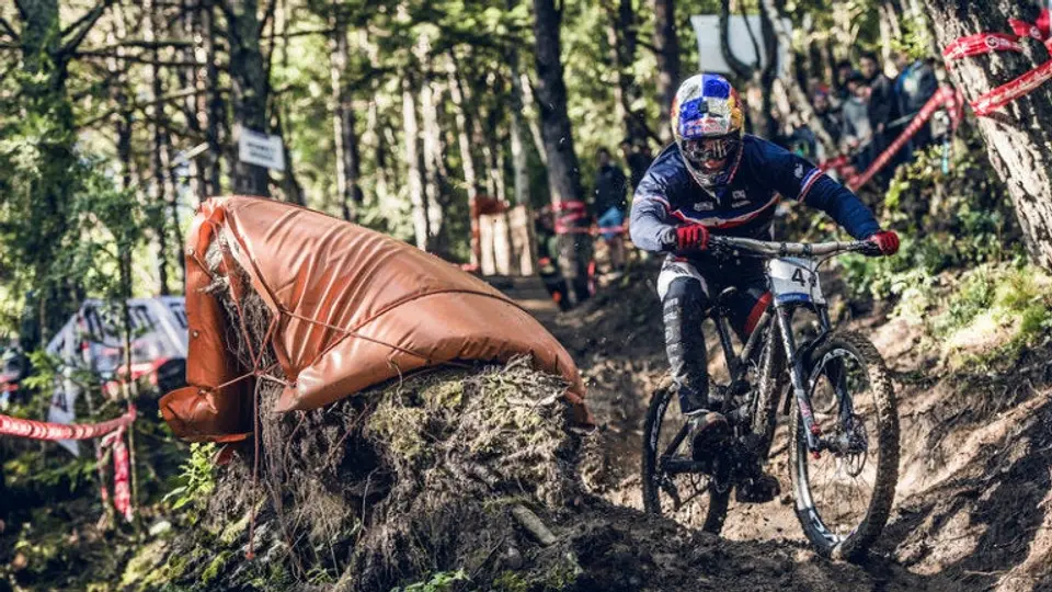 Loic Bruni conquista la montaña en Mundial de Descenso