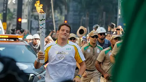 Hombre intenta robar antorcha olímpica previo a Río 2016