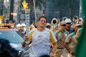 Hombre intenta robar antorcha olímpica previo a Río 2016