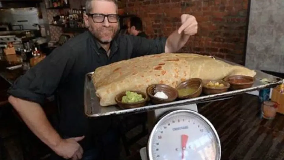 Regalan acciones de restaurante por comer burrito gigante