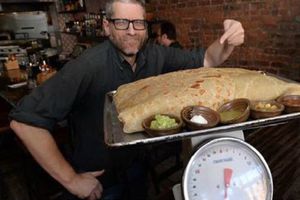 Regalan acciones de restaurante por comer burrito gigante