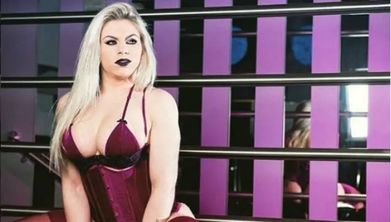 Candidata a Miss Bum Bum invade cancha en Brasil