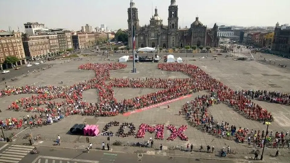 Arman bicicleta humana en el Zócalo capitalino