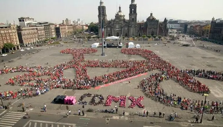 Arman bicicleta humana en el Zócalo capitalino