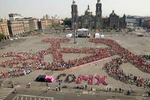 Arman bicicleta humana en el Zócalo capitalino