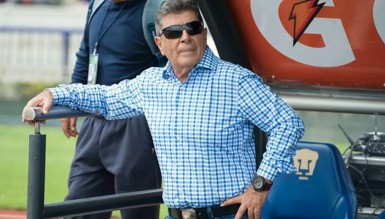Carlos Reinoso en el banquillo en el duelo contra Pumas | MEXSPORT