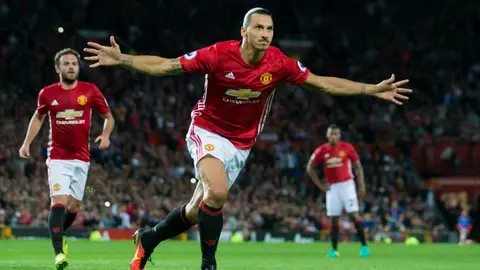 Zlatan guía al Manchester United a victoria en J2 de Premier