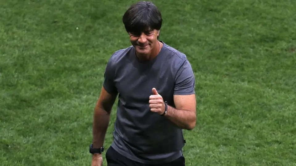 Joachim Löw, captado mientras rascaba 'sus partes'
