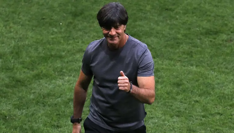 Joachim Löw, captado mientras rascaba 'sus partes'