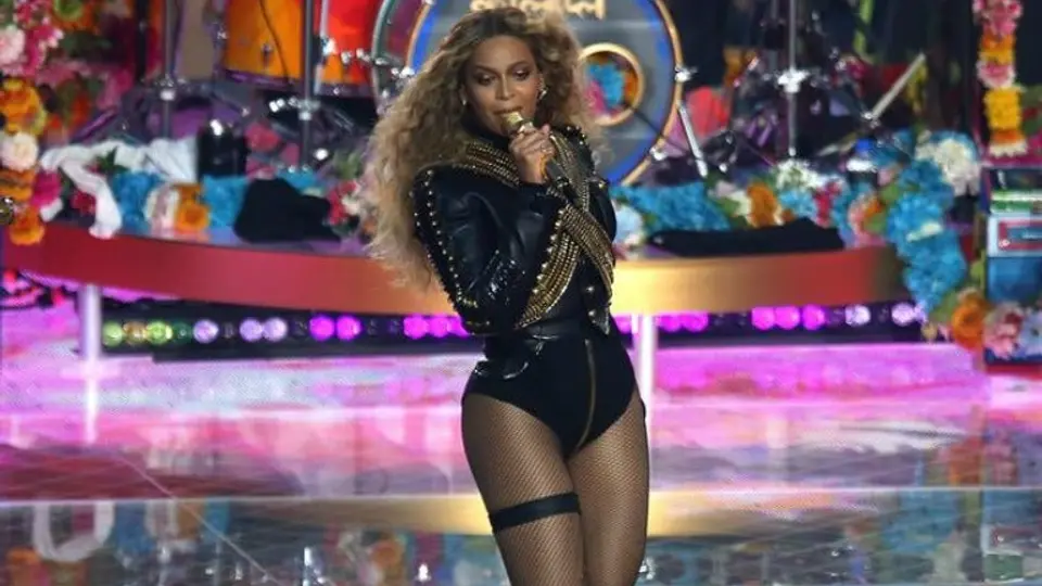 ¿Beyoncé casi se cae en el entretiempo del SB 50?