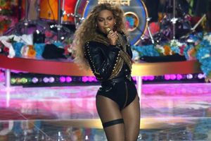 ¿Beyoncé casi se cae en el entretiempo del SB 50?