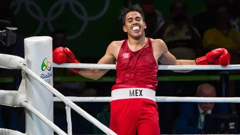 Sexy escort promete servicio gratis a medallista mexicano