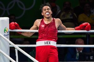 Sexy escort promete servicio gratis a medallista mexicano