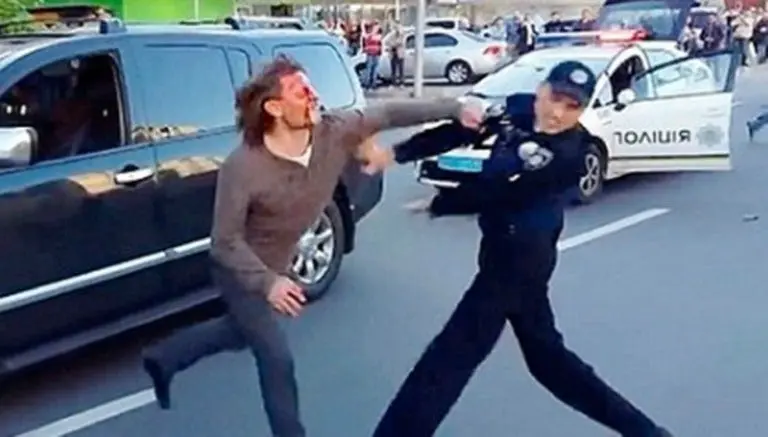 Excampeón de lucha pelea contra siete policías