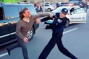 Excampeón de lucha pelea contra siete policías