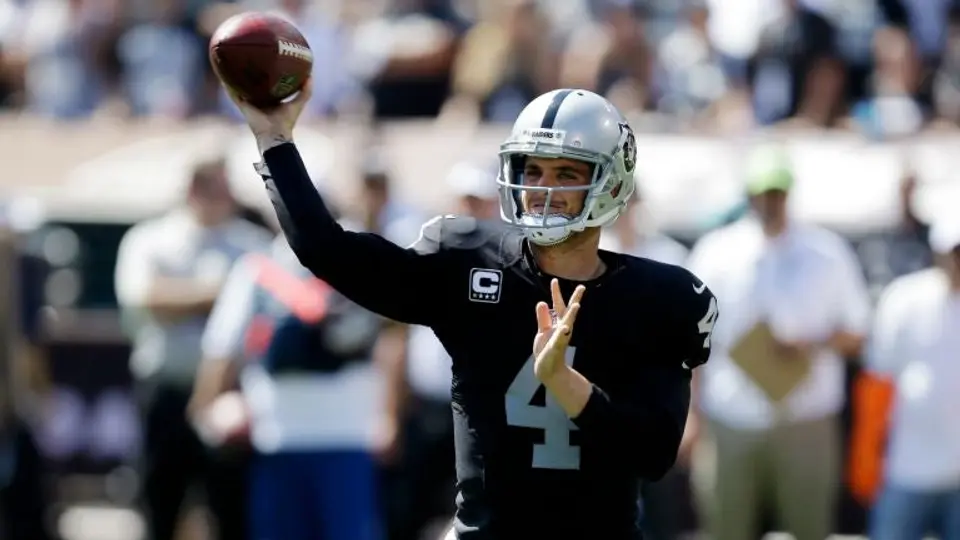 Con gallardía, Carr guía triunfo de Raiders