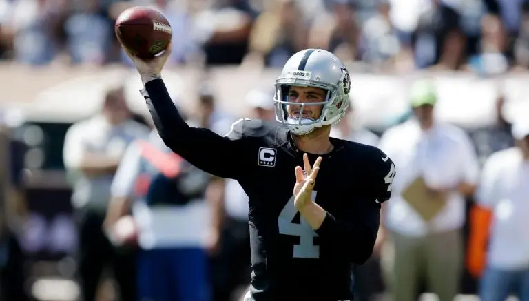 Con gallardía, Carr guía triunfo de Raiders