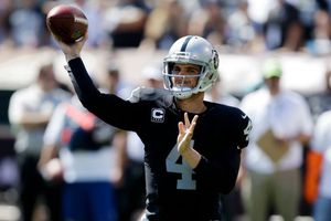 Con gallardía, Carr guía triunfo de Raiders