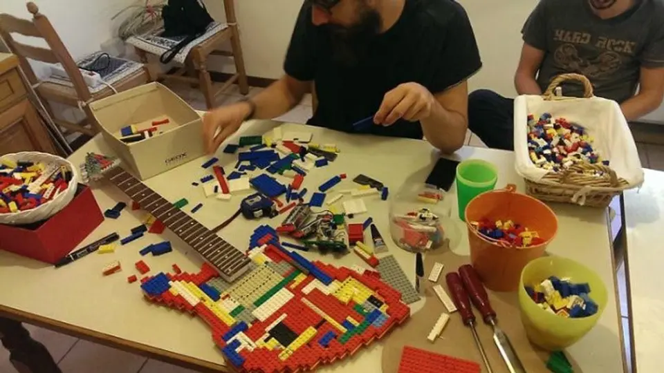 Crean la primera guitarra hecha de Lego