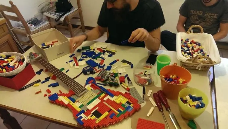 Crean la primera guitarra hecha de Lego