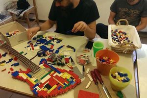 Crean la primera guitarra hecha de Lego