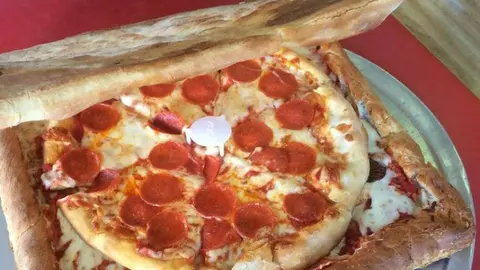 Crean caja de pizza... hecha de pizza