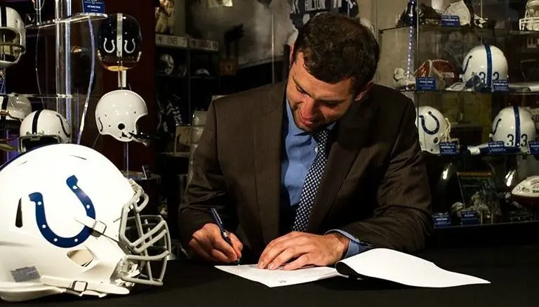 Andrew Luck firma contrato más costoso de la NFL