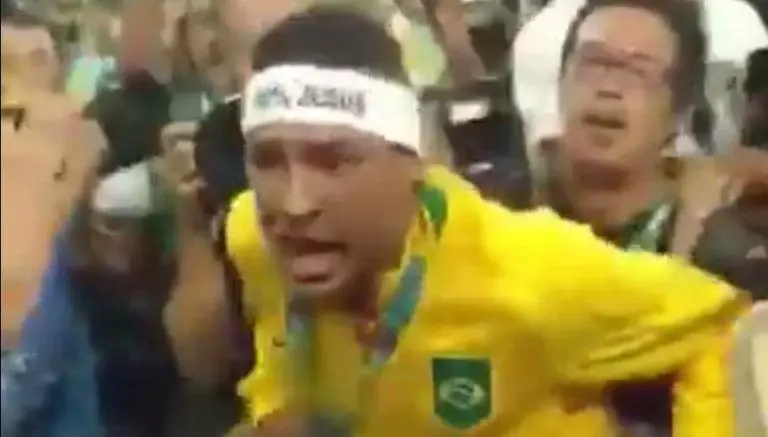 Neymar discute con un aficionado tras ganar el oro