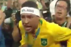 Neymar discute con un aficionado tras ganar el oro