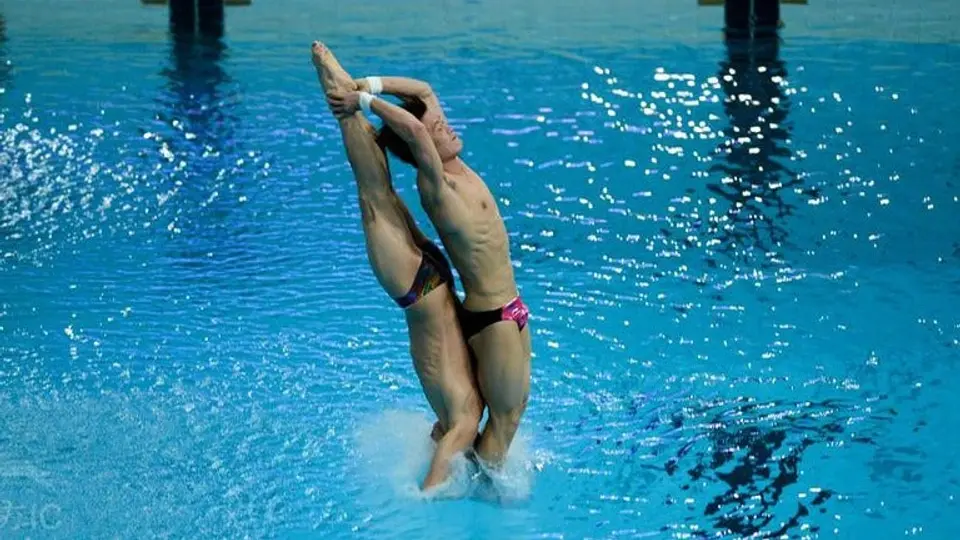 Medallistas chinos realizan clavados en posiciones extremas