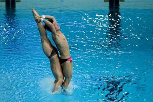 Medallistas chinos realizan clavados en posiciones extremas