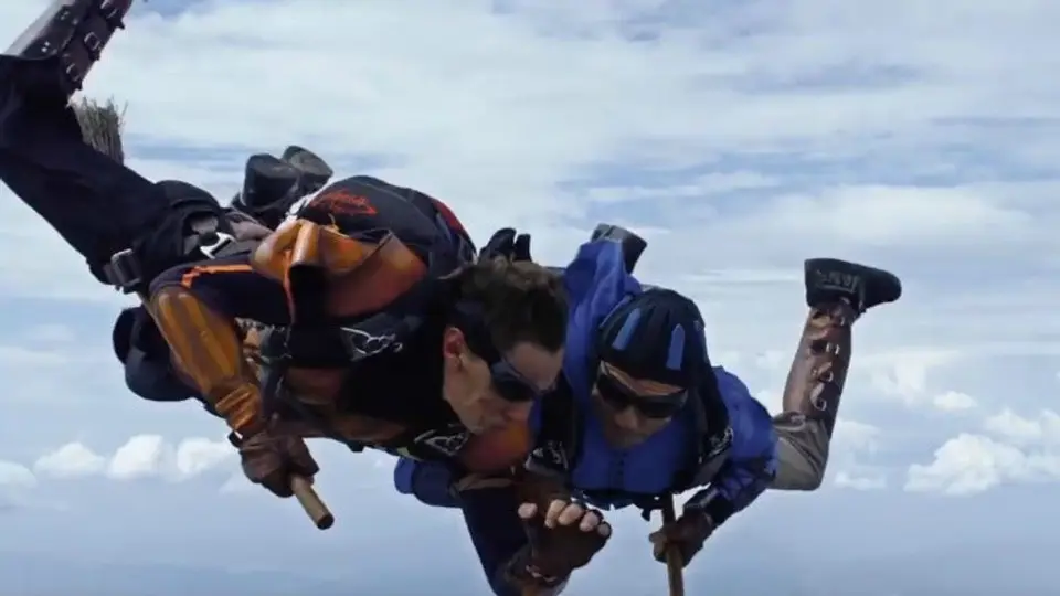 Paracaidistas sorprenden con juego de Quidditch