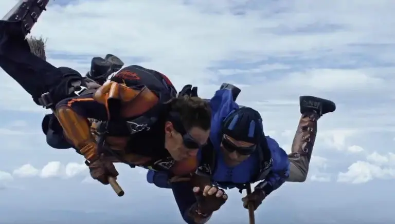 Paracaidistas sorprenden con juego de Quidditch