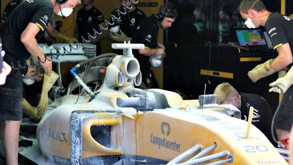 Magnussen, envuelto en llamas en el GP de Malasia