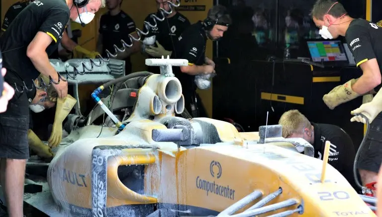 Magnussen, envuelto en llamas en el GP de Malasia