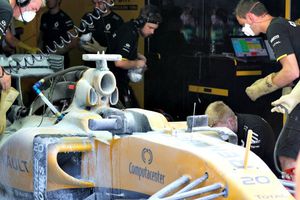 Magnussen, envuelto en llamas en el GP de Malasia