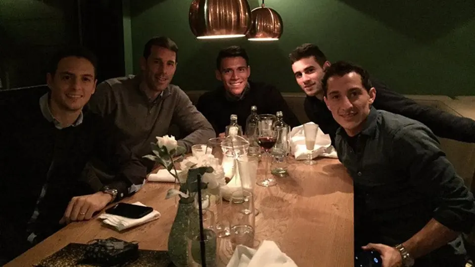 Guardado y Moreno, en cena navideña con Van Nistelrooy