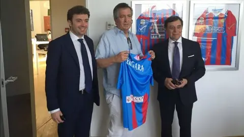 Vergara e Higuera se reúnen con directiva de Catania