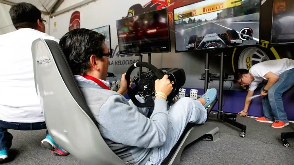 Afición disfruta de la Fórmula Uno en la Fan Zone