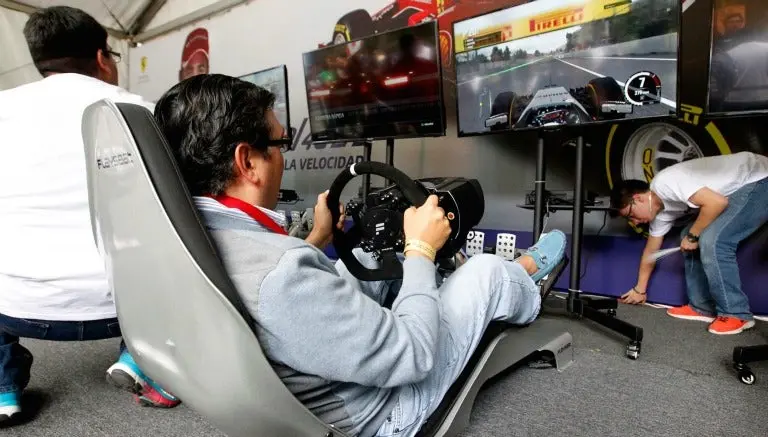 Afición disfruta de la Fórmula Uno en la Fan Zone