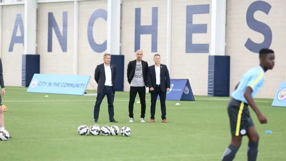Guardiola causa furor en presentación con el Manchester City
