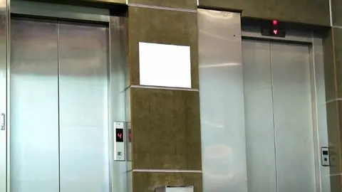 Encuentran cadáver de mujer en elevador descompuesto