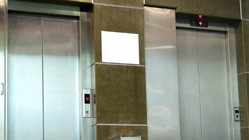 Encuentran cadáver de mujer en elevador descompuesto