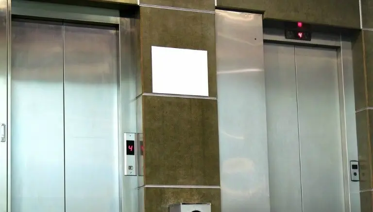 Encuentran cadáver de mujer en elevador descompuesto